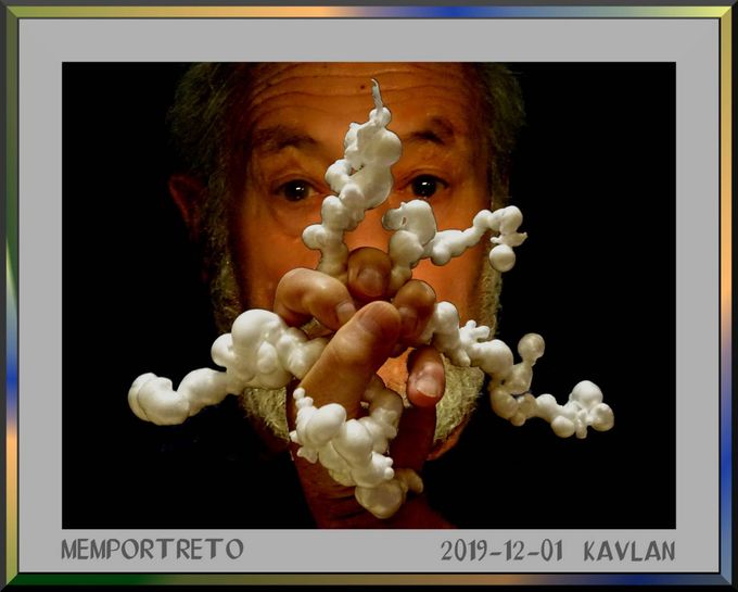 [eo] Memportreto kun ŝaŭmo de poliuretano kiu kreas ĉi tiujn strangajn formojn.
[fr] Selfie avec mousse de polyuréthane qui crée ces formes étranges.